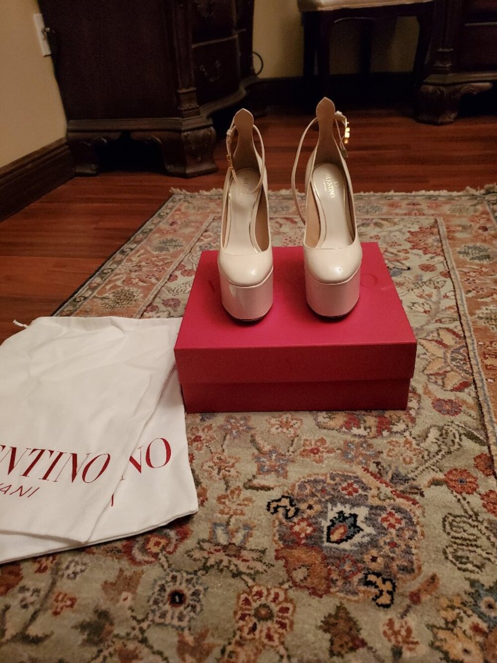 Valentino Tan-GO, Cream, US 6, NEW in a box